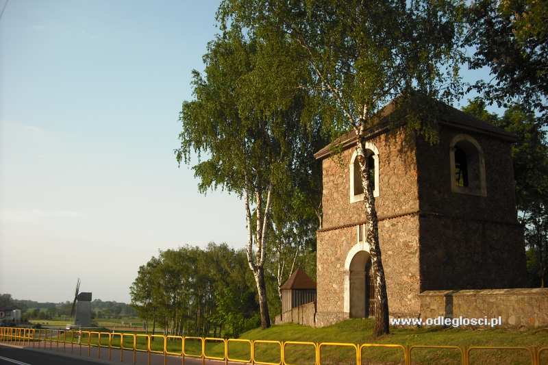 Kamienna dzwonnica z 1744 r. przy kościele w Korycinie - Korycin