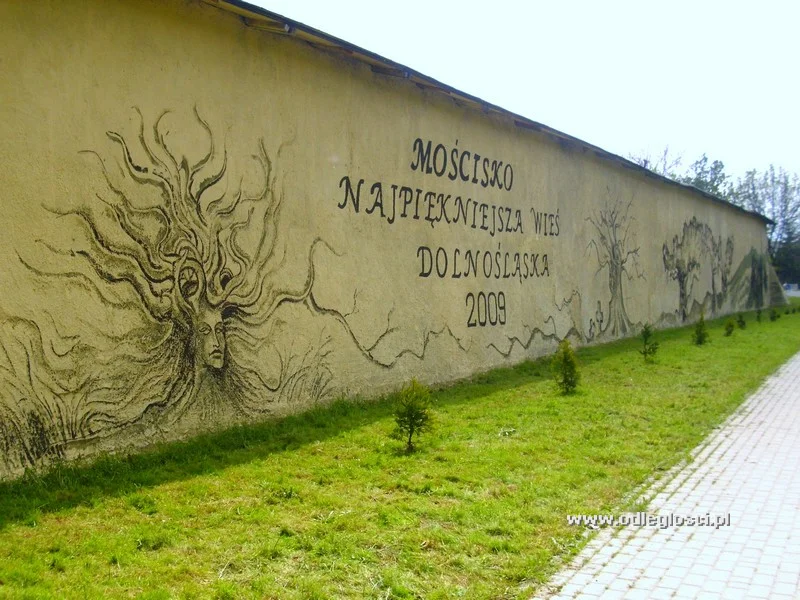 Malowidło Na ścianie Budynku Krzyżówka Malowidło na ścianie budynku - Mościsko. Zdjęcie nr 2 / 8