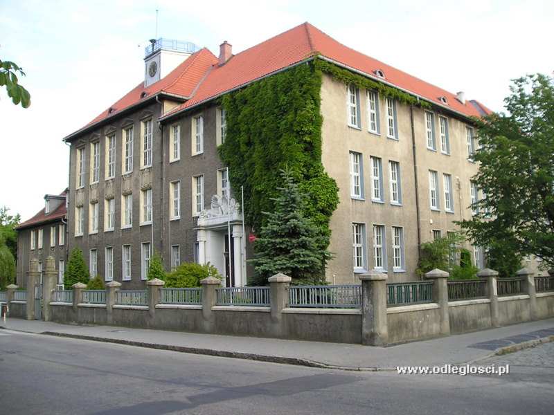 1 Liceum Ogolnoksztalcace W Rzeszowie Budynek szkoły Liceum Ogólnokształcącego - ul. Dąbrowskiego - Kępno. Zdjęcie nr 30128 / 102153