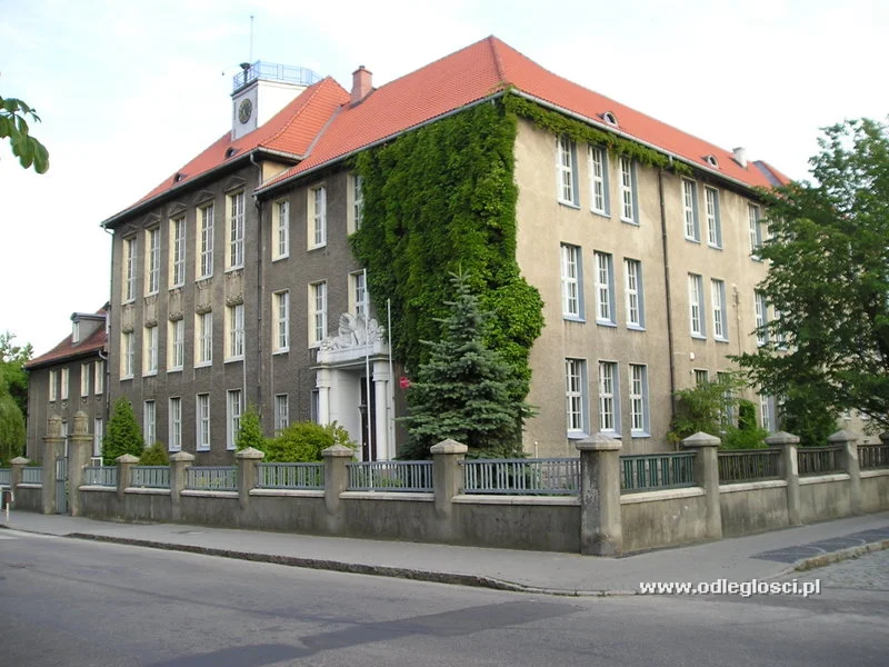 1 Liceum Ogolnoksztalcace W Rzeszowie Budynek szkoły Liceum Ogólnokształcącego - ul. Dąbrowskiego - Kępno. Zdjęcie nr 30128 / 102153
